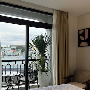 Deluxe tweepersoonskamer, balkon | Een bureau, gratis wifi