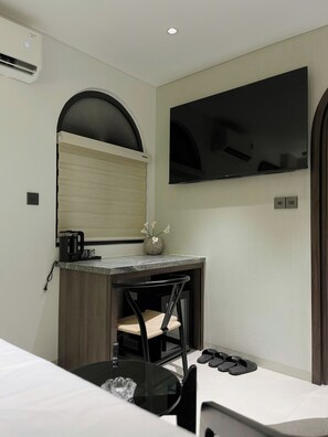 Desk, free WiFi - Dong Nhu 6 Hotel (Ho Chi Minh City)