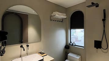 Habitación Deluxe doble, balcón | Baño | Secador de pelo, albornoces, zapatillas y toallas