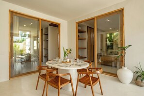 华丽别墅, 3 间卧室, 露台, 泳池景观 | 餐厅