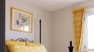 2 bedrooms, in-room safe, desk, iron/ironing board