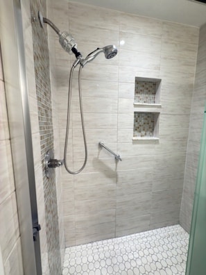 Dusche, Haartrockner, Handtücher, Seife