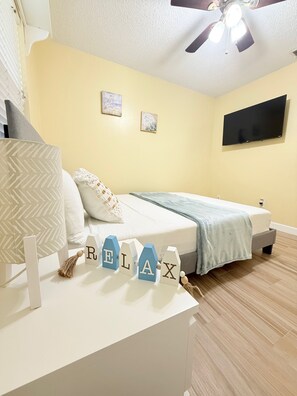 3 bedrooms, iron/ironing board, WiFi, bed sheets - Charming 3-bedroom house with WiFi, AC in enjoyable Tarpon Springs sleeps 6 (Tarpon Springs)