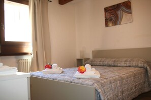 2 bedrooms, iron/ironing board, WiFi, bed sheets - GuestHost - Comfortable apartment ideal for 3 people is located in La Salle, in the hamlet of Derby, a quiet and flat village, whose strategic position allows you to reach in about 15 minutes the most famous ski resorts such as Courmayeur, La Thuile or A (Derby-villaret)