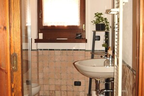 Shower, hair dryer, bidet - GuestHost - Comfortable apartment ideal for 3 people is located in La Salle, in the hamlet of Derby, a quiet and flat village, whose strategic position allows you to reach in about 15 minutes the most famous ski resorts such as Courmayeur, La Thuile or A (Derby-villaret)