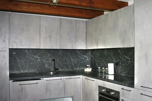Fridge, oven, stovetop, dishwasher - GuestHost - Comfortable apartment ideal for 3 people is located in La Salle, in the hamlet of Derby, a quiet and flat village, whose strategic position allows you to reach in about 15 minutes the most famous ski resorts such as Courmayeur, La Thuile or A (Derby-villaret)
