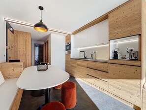 Réfrigérateur, micro-ondes, lave-vaisselle, grille-pain