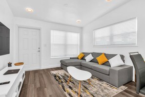 Smart TV - Charming, Modern, Smart Home /Office / Fast WIFI/ Private Parking/ Huge Backyard (Fort Lauderdale)