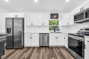 Fridge, microwave, oven, stovetop - Charming, Modern, Smart Home /Office / Fast WIFI/ Private Parking/ Huge Backyard (Fort Lauderdale)