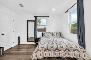 2 bedrooms, iron/ironing board, WiFi - Charming, Modern, Smart Home /Office / Fast WIFI/ Private Parking/ Huge Backyard (Fort Lauderdale)