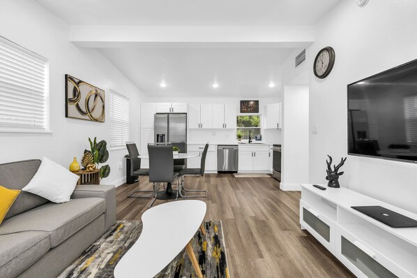 Smart TV - Charming, Modern, Smart Home /Office / Fast WIFI/ Private Parking/ Huge Backyard (Fort Lauderdale)