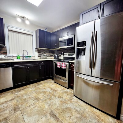 Ivory Staycation-Shared kitchen , washroom (2-1), Street Parking at owners risk 