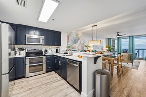 Kjøleskap, mikrobølgeovn, ovn og kokeplater