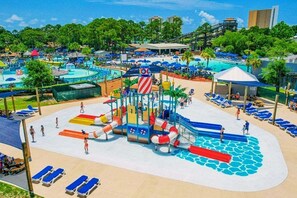 Innendørsbasseng og et oppvarmet basseng