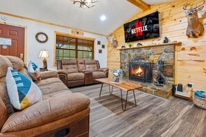 Smart TV, fireplace, books - Together by Nature Cabin • Game Room and Hot Tub (Sevierville)