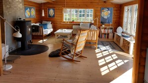 Living area - Charming holiday home with a large, lovely garden (Kirke Hyllinge)