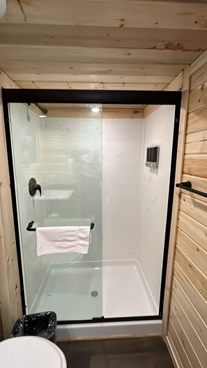 Dusche, umweltfreundliche Kosmetikartikel, Haartrockner, Handtücher