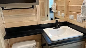 Regadera, amenidades de baño ecológicas, secadora de cabello, toallas