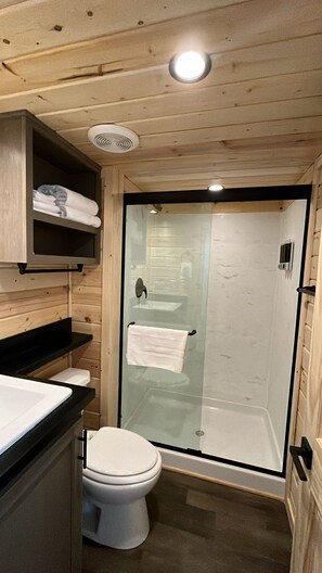 Shower, hair dryer, towels, soap - 061A Grand Canyon Chalet near South Rim With Loft (Williams)