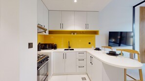 Kühlschrank, Mikrowelle, Ofen, Herdplatte