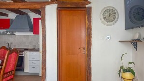 Eine Holztür, durch die eine Küche zu sehen ist.