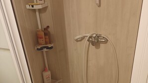 تجهيزات دش، مناشف، صابون، ورق حمّام