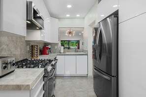 Refrigerador, microondas, horno y parrilla de estufa