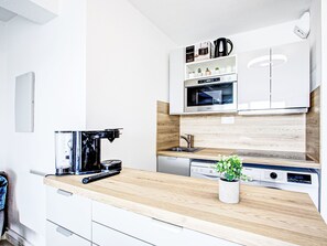 Kühlschrank, Mikrowelle, Geschirrspüler, Kochgeschirr/Geschirr/Besteck
