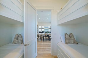 10 bedrooms, free WiFi, bed sheets - Scarlett's Beach Heaven - Luxury Beach House with Rooftop Views and Pool (Miramar Beach)