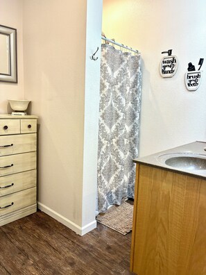 Suihku, pyyhkeet, saippua, vessapaperi