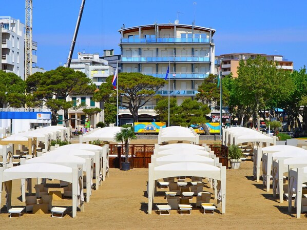 Property grounds - Nice apartment for 5 people with A/C, WIFI, TV, balcony and pets allowed (Lignano Sabbiadoro)