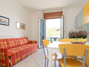 TV - Nice apartment for 5 people with A/C, WIFI, TV, balcony and pets allowed (Lignano Sabbiadoro)