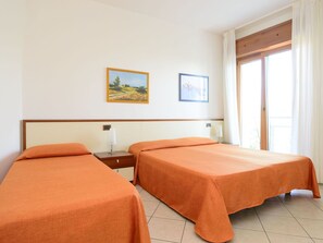 1 bedroom, travel cot, free WiFi, bed sheets - Nice apartment for 5 people with A/C, WIFI, TV, balcony and pets allowed (Lignano Sabbiadoro)