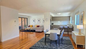 Een modern appartement met een eetgedeelte, keuken en woonkamer.
