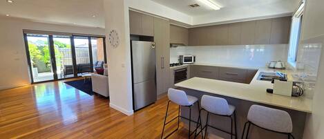 Jääkaappi, mikroaaltouuni, uuni, liesi