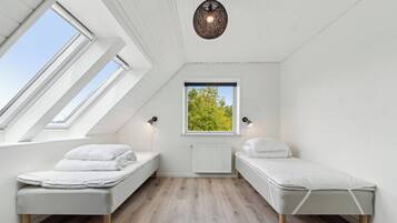 6 bedrooms, iron/ironing board, free WiFi