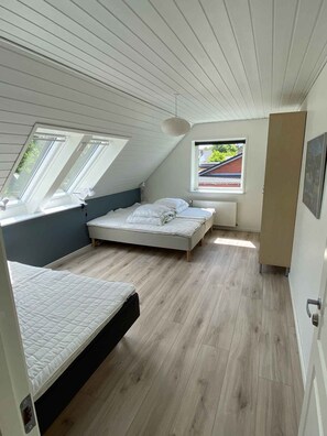 6 bedrooms, iron/ironing board, free WiFi