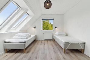 6 bedrooms, iron/ironing board, free WiFi