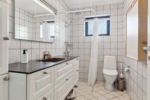 Shower, hair dryer - Near beach and golf with multi-purpose room (Farsø)