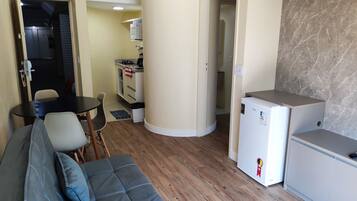 1 habitación, escritorio, tabla de planchar con plancha y wifi gratis