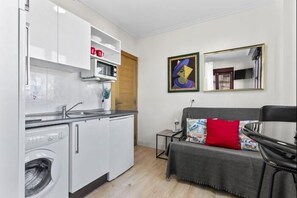Cafetera y tetera, refrigerador y microondas 