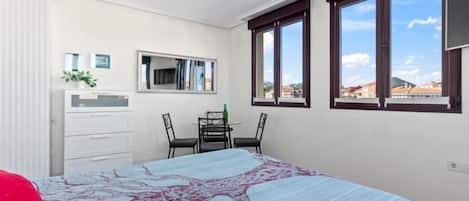 1 habitación y tabla de planchar con plancha