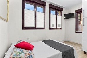 1 habitación y tabla de planchar con plancha 