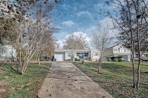 Property grounds - City Retreat Near the Lake, Great for Fishing (Clinton)