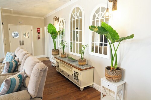 Beachfront apartment with pool & ocean views, 4 mins walk to Beach. Sleeps 7