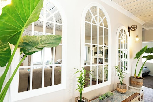 Beachfront apartment with pool & ocean views, 4 mins walk to Beach. Sleeps 7