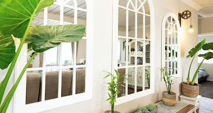 Beachfront apartment with pool & ocean views, 4 mins walk to Beach. Sleeps 7