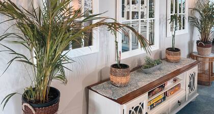 Beachfront apartment with pool & ocean views, 2 mins walk to Beach. Sleeps 7.
