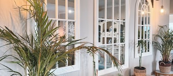 Beachfront apartment with pool & ocean views, 2 mins walk to Beach. Sleeps 7.