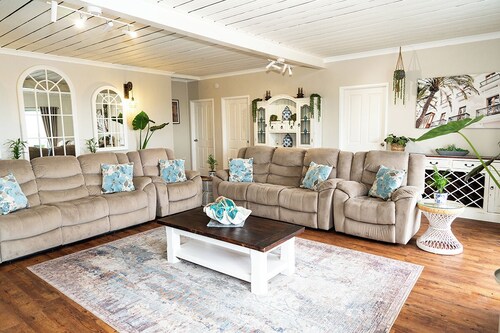 Beachfront apartment with pool & ocean views, 4 mins walk to Beach. Sleeps 7